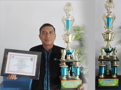pak Masril, S.E., M.M piagam & piala